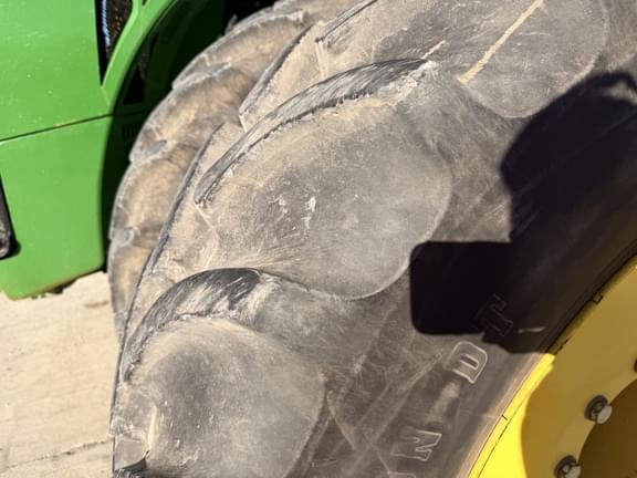 Image of John Deere 8335R equipment image 1