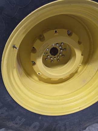 Image of John Deere 8335R equipment image 4