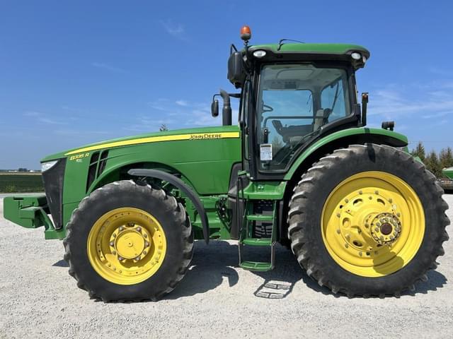 Image of John Deere 8335R equipment image 2