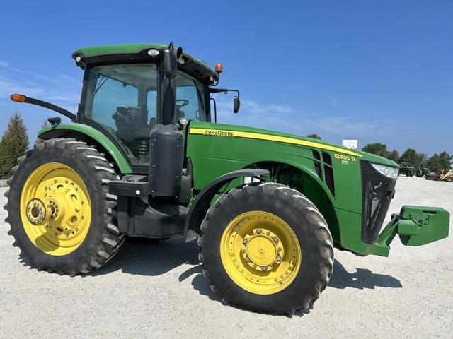 Image of John Deere 8335R equipment image 1