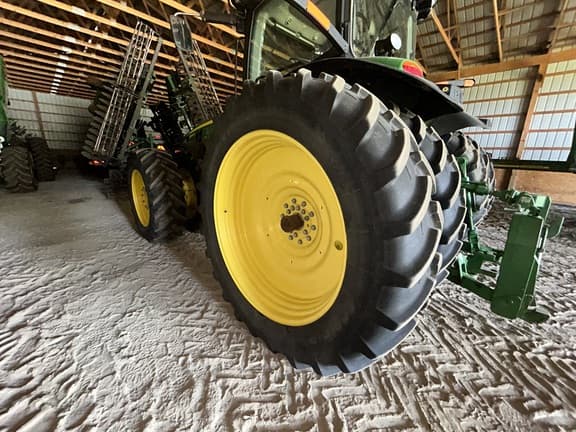 Image of John Deere 8335R equipment image 3