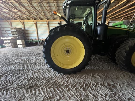 Image of John Deere 8335R equipment image 1