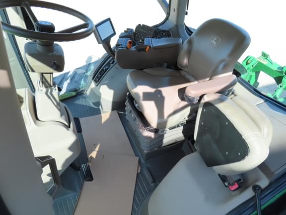 Image of John Deere 8335RT equipment image 4