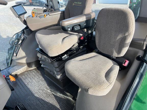 Image of John Deere 8360R equipment image 4