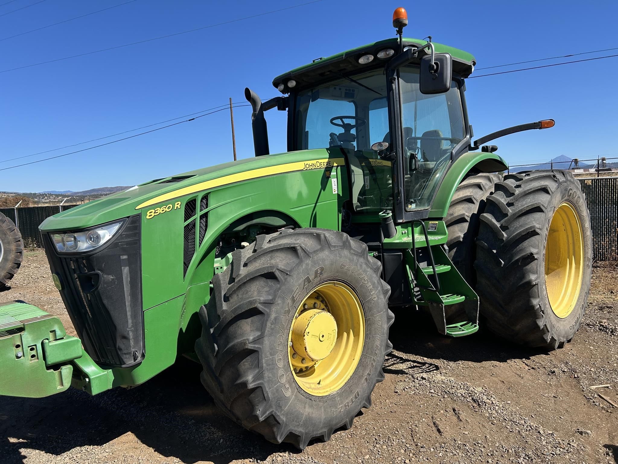 2013 John Deere 8360R Equipment Image0