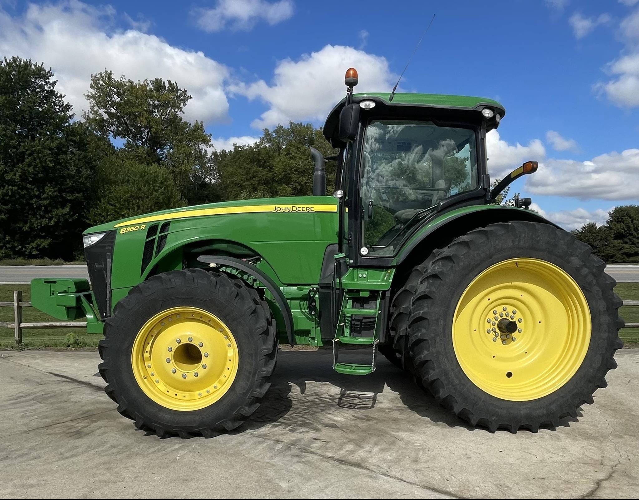 2013 John Deere 8360R Equipment Image0