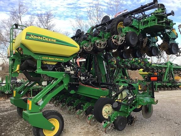 Image of John Deere DR24 equipment image 3