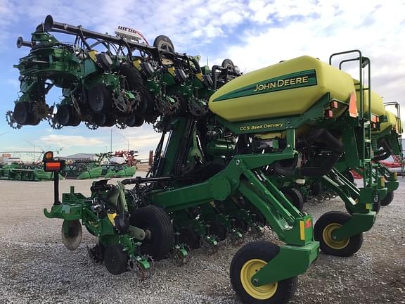 Image of John Deere DR24 equipment image 1