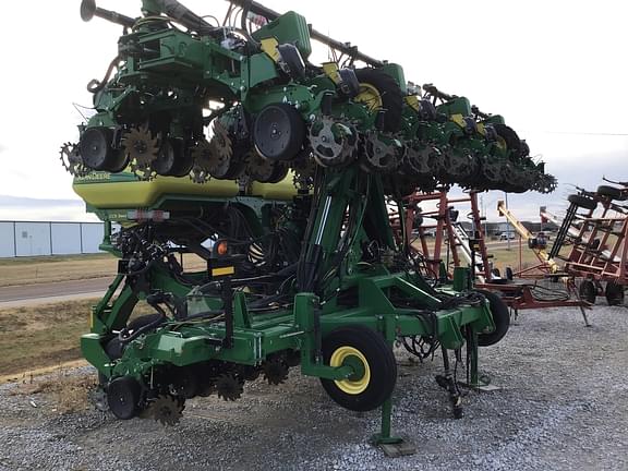 Image of John Deere DR24 equipment image 2