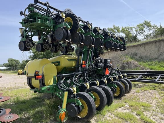 Image of John Deere DR24 equipment image 2