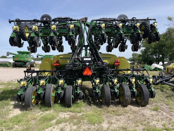 Image of John Deere DR24 equipment image 1