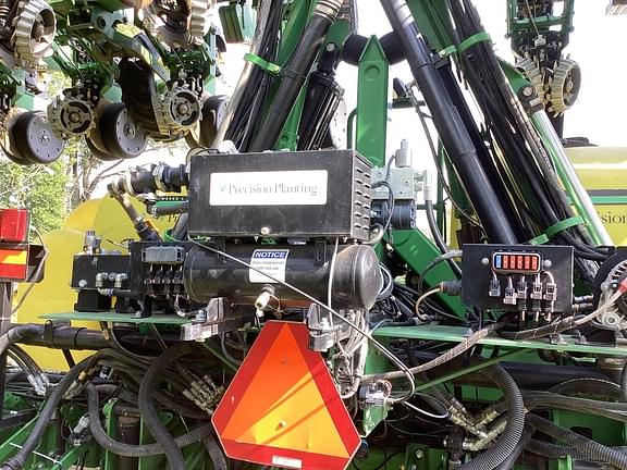 Image of John Deere DR24 equipment image 2