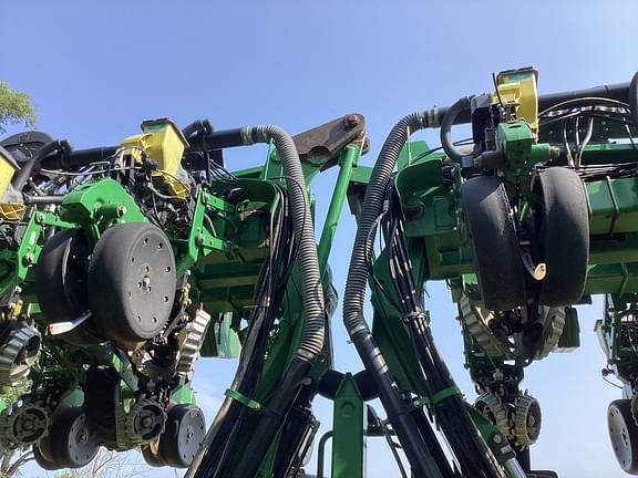 Image of John Deere DR24 equipment image 3