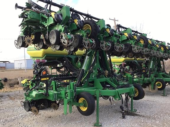 Image of John Deere DR24 equipment image 1