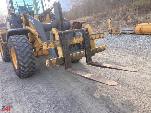 Image of John Deere 344J equipment image 3