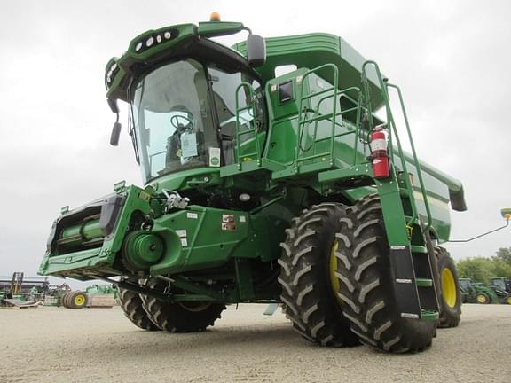 Image of John Deere S660 equipment image 4