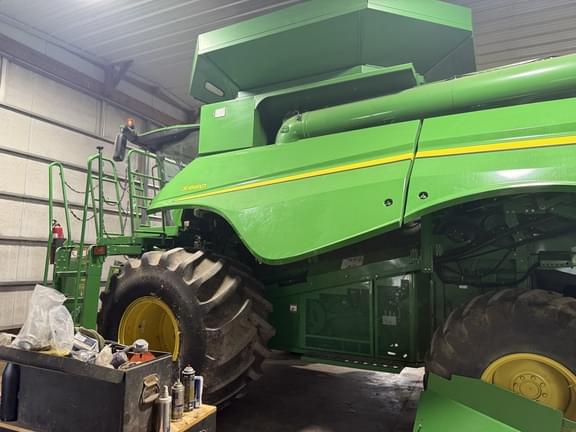 Image of John Deere S660 equipment image 4