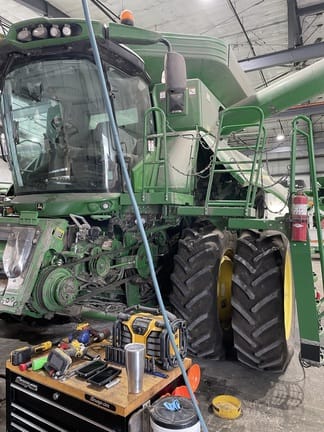 2013 John Deere S660 Equipment Image0