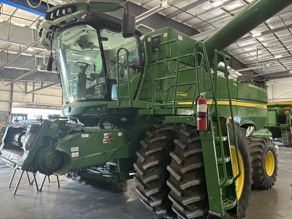 2013 John Deere S660 Equipment Image0