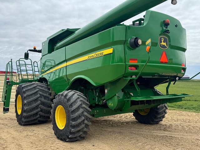 Image of John Deere S660 equipment image 2