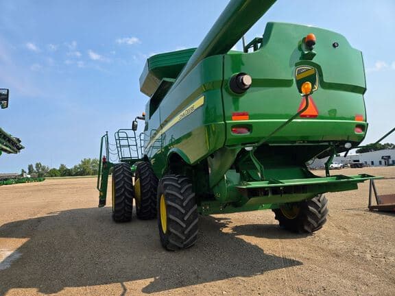 Image of John Deere S660 equipment image 1