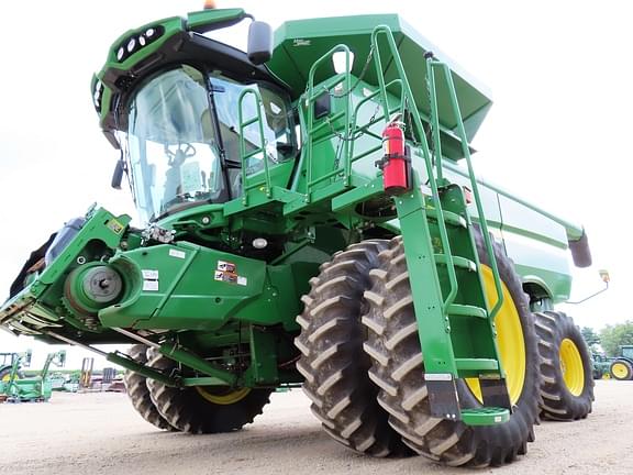 Image of John Deere S660 equipment image 4