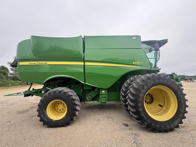 Image of John Deere S670 equipment image 4