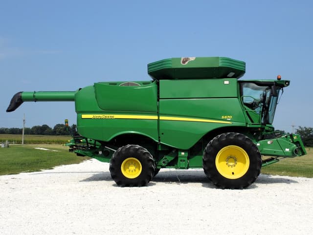 Image of John Deere S670 equipment image 4