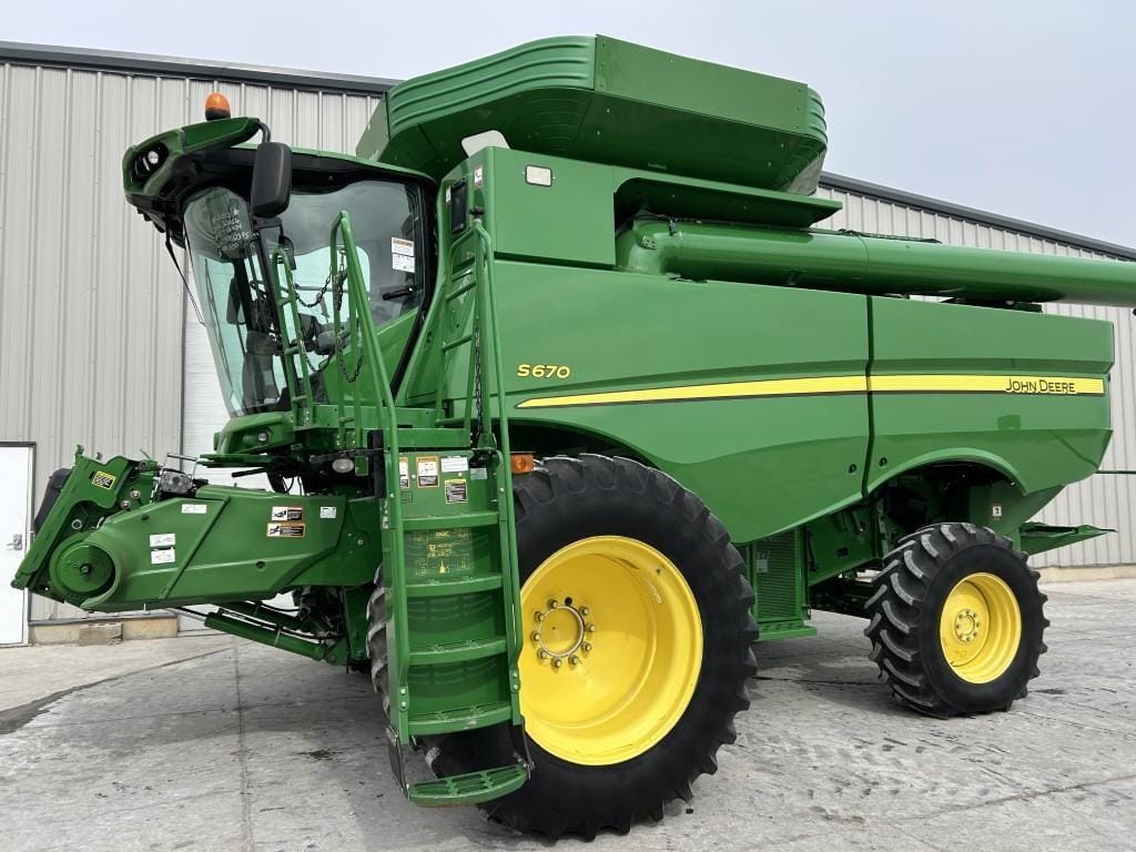 2013 John Deere S670 Equipment Image0