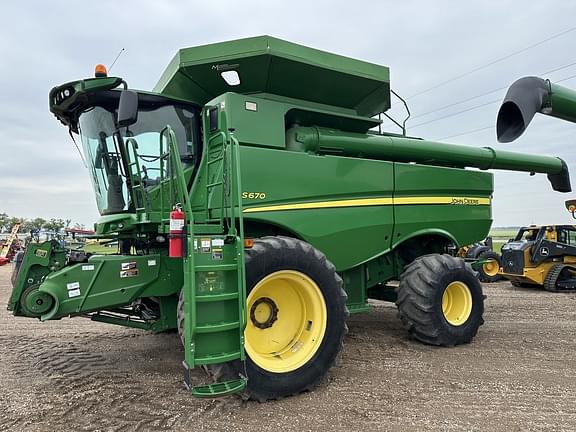 Image of John Deere S670 equipment image 1
