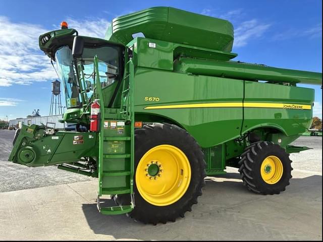 Image of John Deere S670 equipment image 1