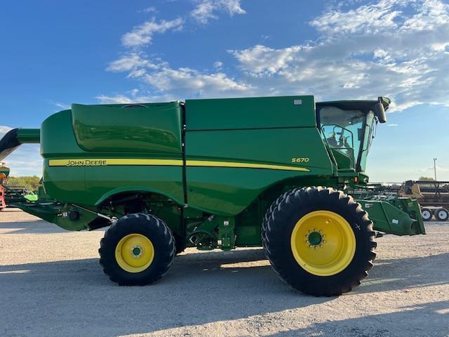 Image of John Deere S670 equipment image 2