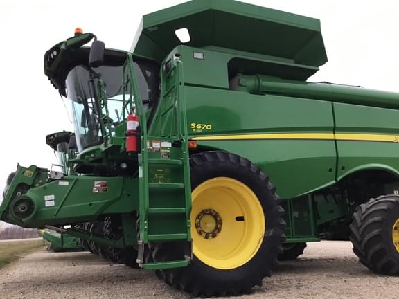 Image of John Deere S670 equipment image 1
