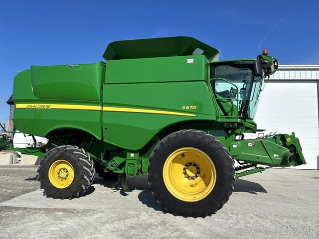Image of John Deere S670 equipment image 1