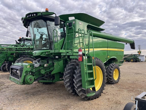 2013 John Deere S670 Equipment Image0