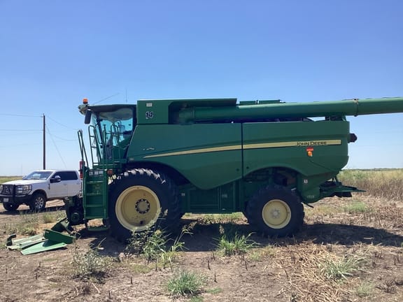 2013 John Deere S670 Equipment Image0