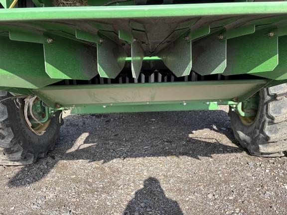 Image of John Deere S670 equipment image 2