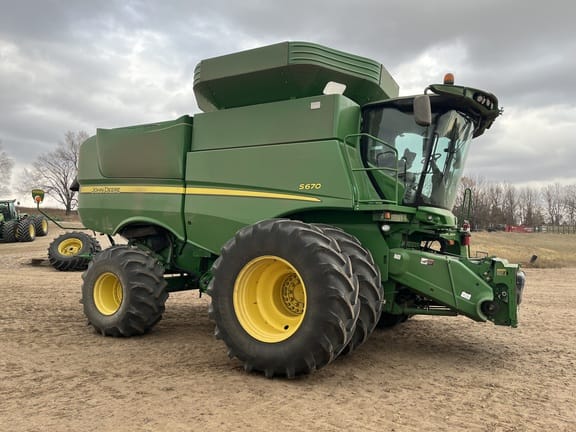 Main image John Deere S670