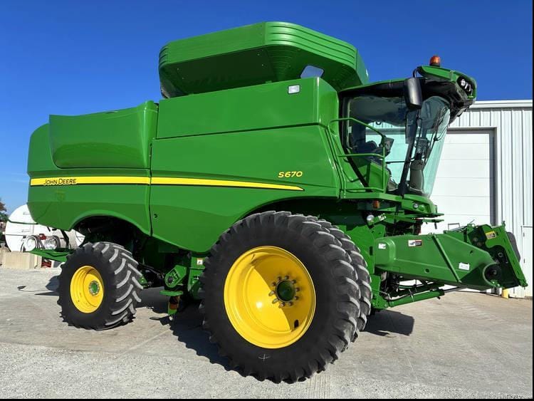2013 John Deere S670 Equipment Image0