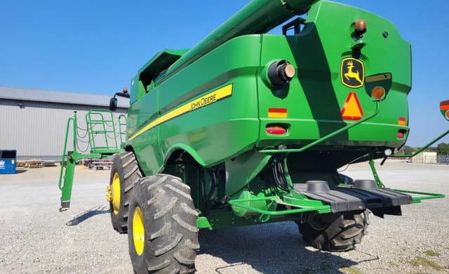 Image of John Deere S670 equipment image 2