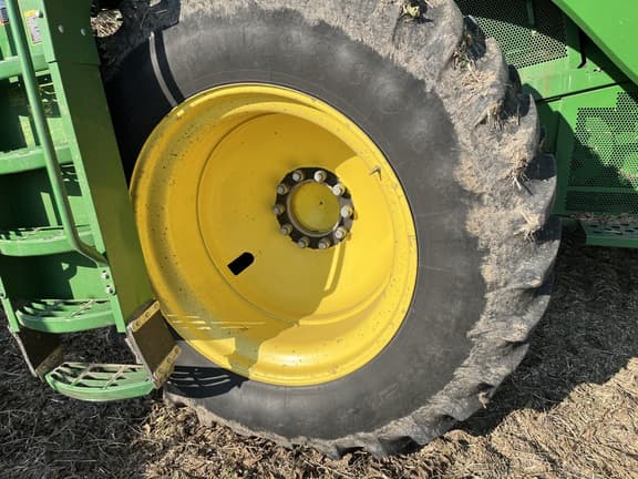 Image of John Deere S670 equipment image 4