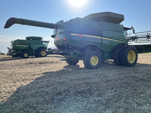 Image of John Deere S670 equipment image 1