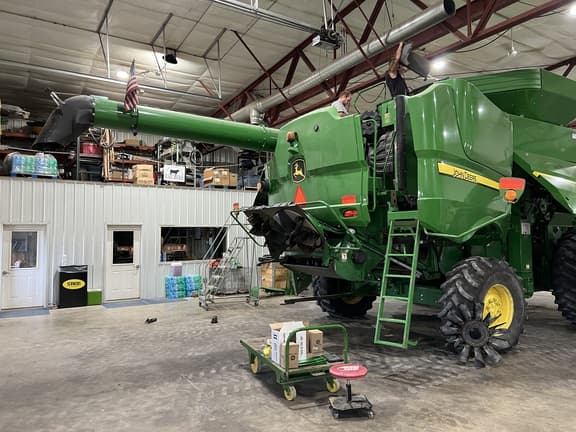 Image of John Deere S670 equipment image 4