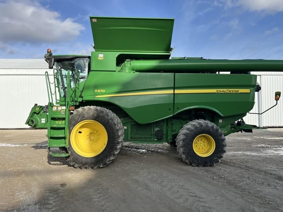 2013 John Deere S670 Equipment Image0