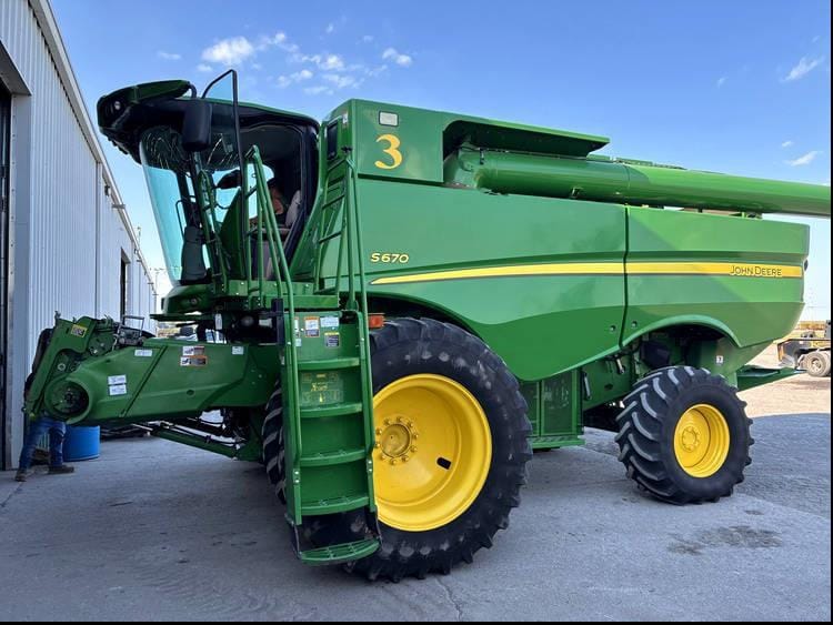 2013 John Deere S670 Equipment Image0