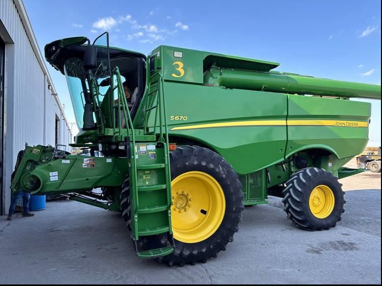 2013 John Deere S670 Equipment Image0