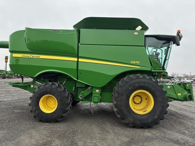 Image of John Deere S670 equipment image 2