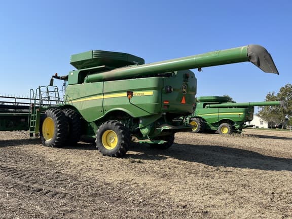 Image of John Deere S670 equipment image 2