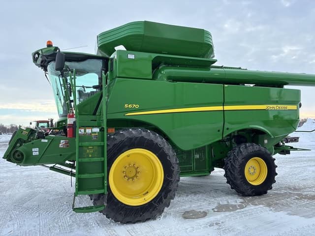 Image of John Deere S670 equipment image 4