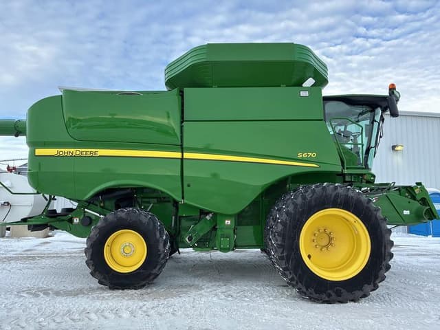 Image of John Deere S670 equipment image 2
